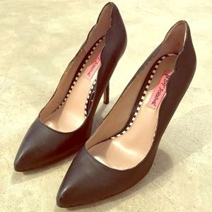 Betsy Johnson Black Leather Raciee Pumps 8.5